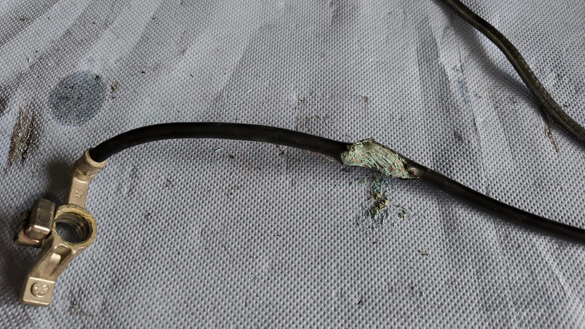 Schaden Batteriekabel